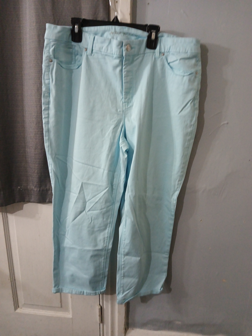 Chico's Light Aqua Capris